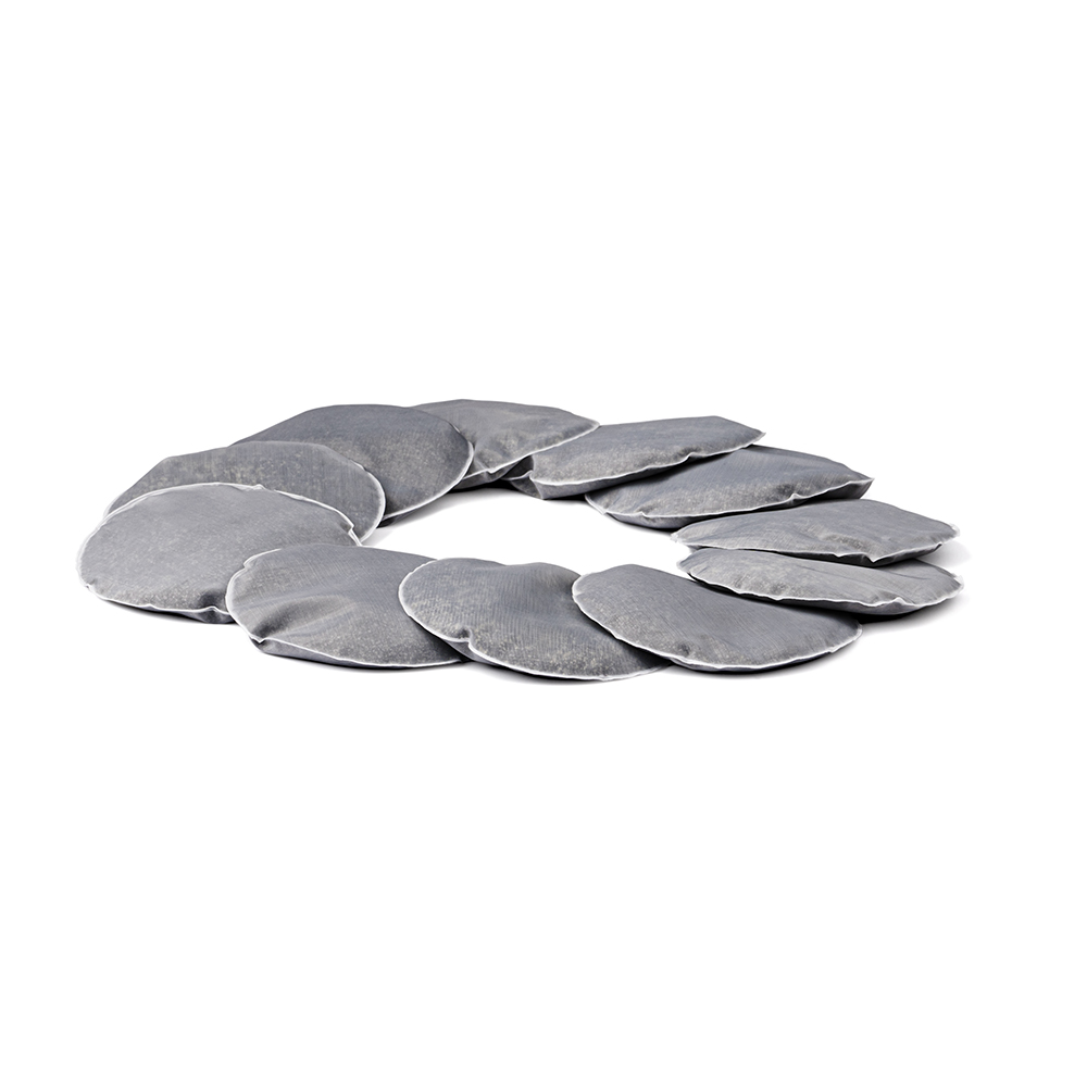 Zwölf runde, graue Kalkfilter-Pads in einem Kreis auf weißem Hintergrund angeordnet.