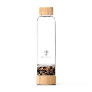 Elegante Glas-Trinkflasche mit Bambus-Akzenten und einer separaten Kammer, die mit einer Mischung aus Obsidian- und Karneol-Edelsteinen gefüllt ist.
