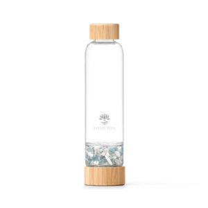 Eine Glasflasche von Lotus Vita mit Bambusdeckel und -boden, gefüllt mit einer Mischung aus Milchopal- und Aquamarin-Edelsteinen zur Wasserenergetisierung.